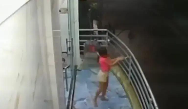Menina leva choque elétrico ao brincar com vara em fiação exposta