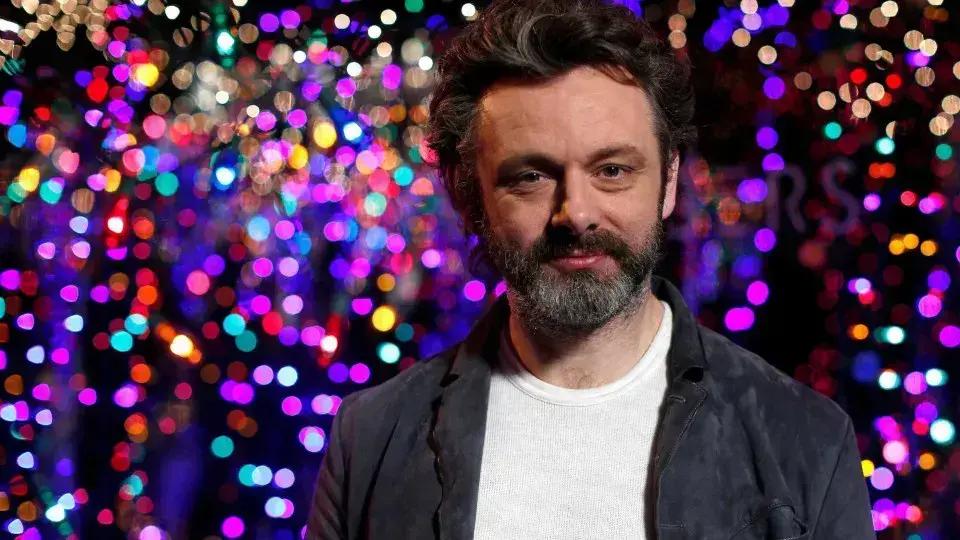 Michael Sheen apaga dívidas de 900 moradores e denuncia exploração financeira