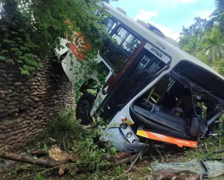 Ônibus da Saritur cai na Avenida Usiminas em Ipatinga