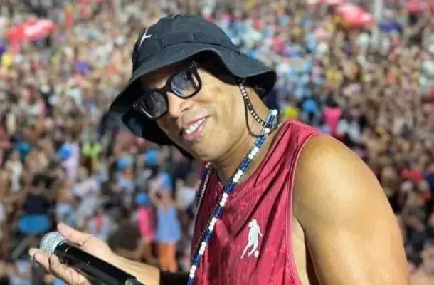 Ronaldinho Gaúcho anima foliões no Bloco do Bruxo em Salvador