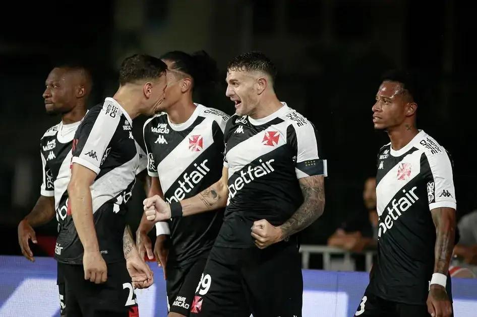 Santos sofre virada e perde para o Vasco na estreia do Brasileiro 2025