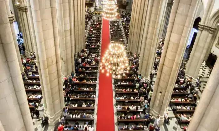 A Catedral da Sé se enche de fiéis para missa em homenagem a papa Francisco