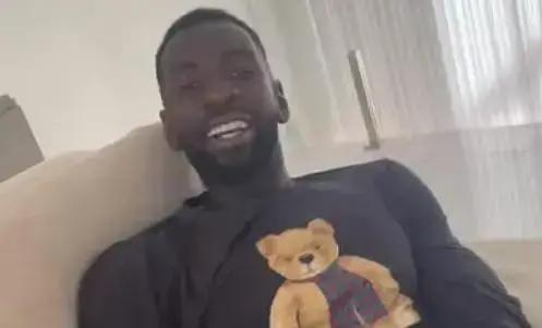 Bolasie em pijama de urso comemora vitória do Cruzeiro sobre o Vasco
