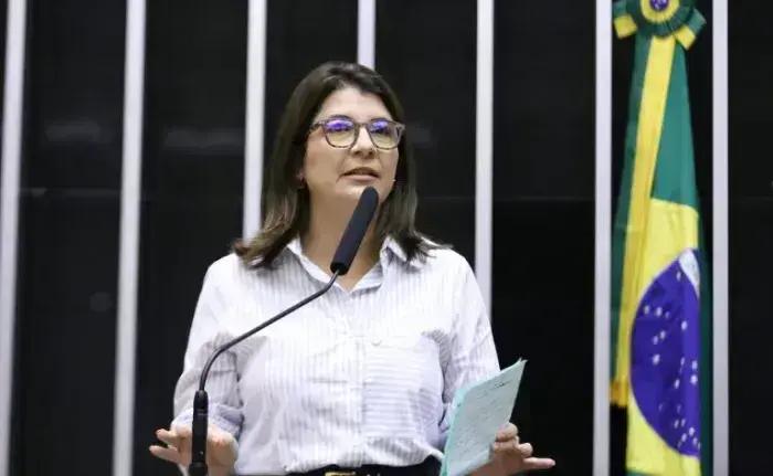 Câmara aprova proposta de atendimento a brasileiras emigrantes em consulados
