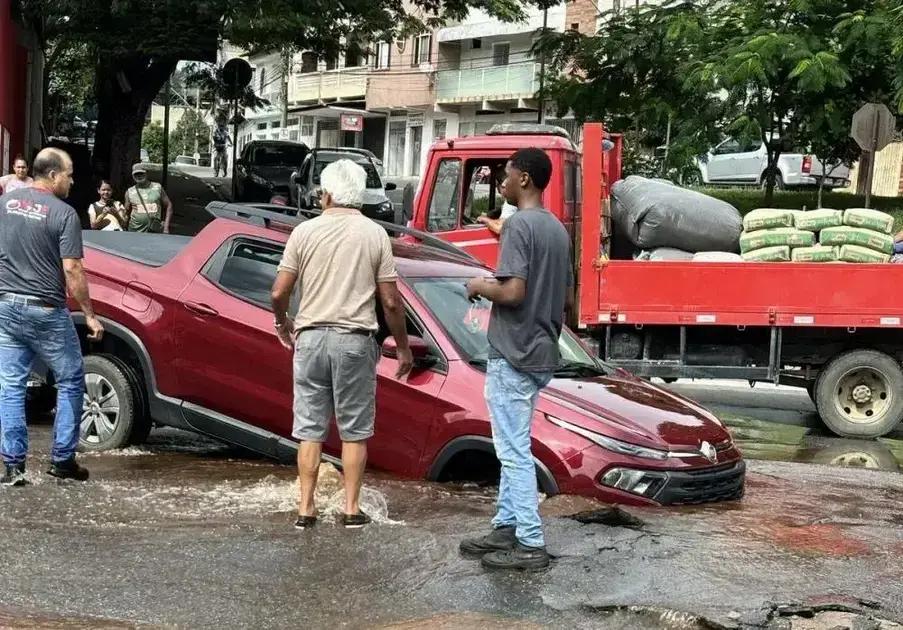 Carro é engolido por cratera após ruptura de adutora em Timóteo