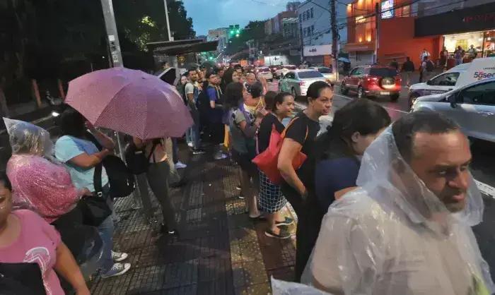 Chuvas em São Paulo: Guarujá registra volume acima do esperado e provoca alagamentos