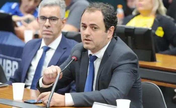 Conselho de Ética discute processo contra deputado Glauber Braga