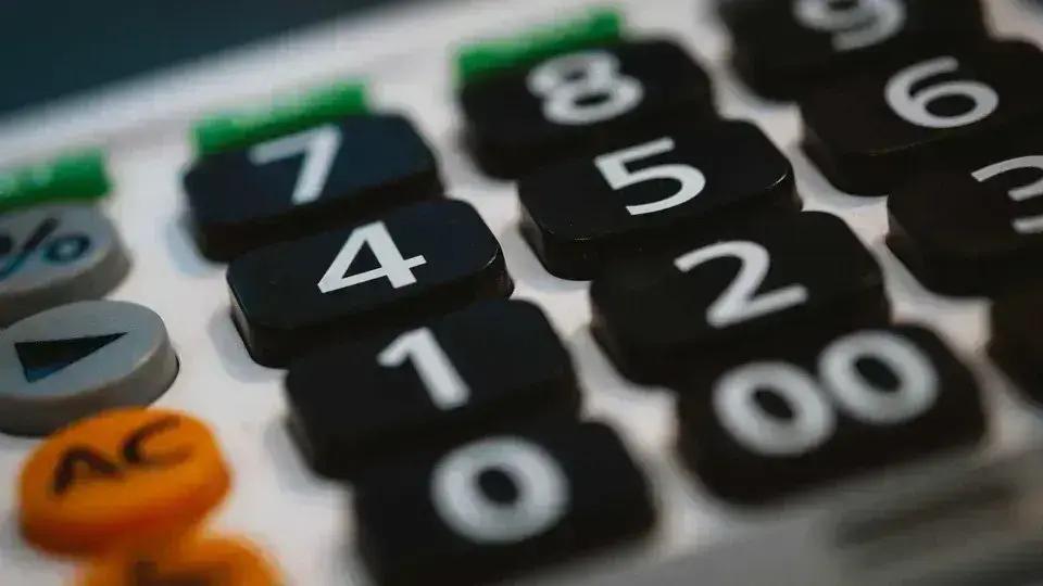 Dólar se desvaloriza seguindo impacto de decisão de Trump sobre tarifas