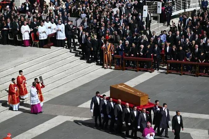 Funeral do Papa Francisco atrai multidão de 250 mil pessoas em Roma