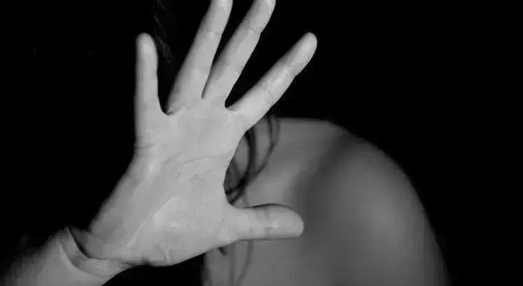 Homem é preso após ameaçar companheira e cometer importunação sexual