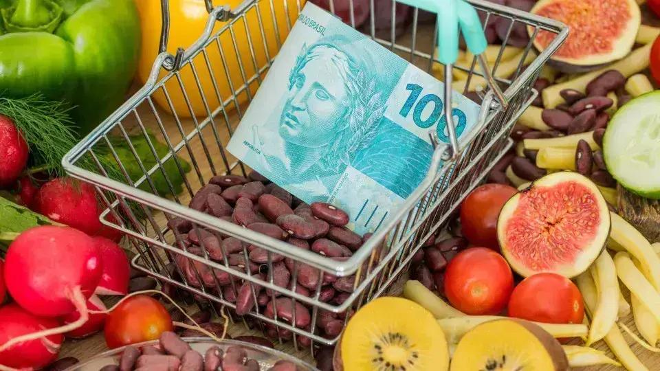 Inflação Impacta Compras de Alimentos: 58% dos Brasileiros Reduzem Gastos, Afirma Datafolha