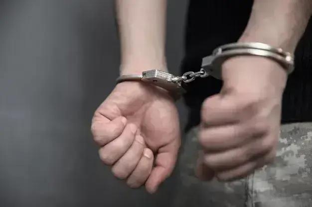 Jovem é detido após roubo a casal em ponto de ônibus em Ipatinga