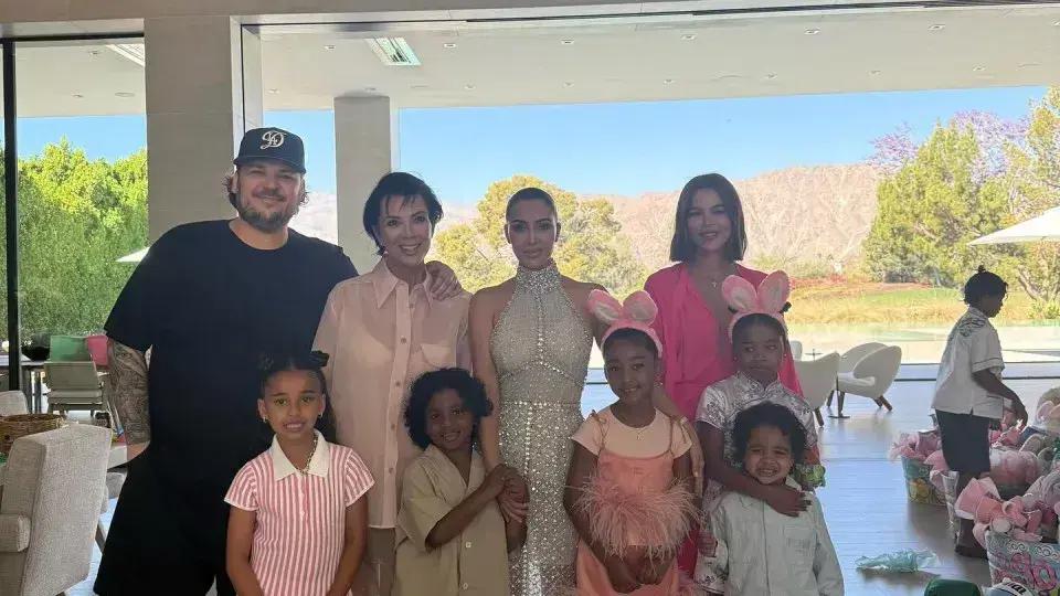 Kim Kardashian brilha em vestido transparente cravejado de cristais na Páscoa