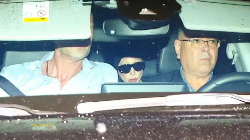 Lady Gaga provoca histeria de fãs ao chegar ao Rio de Janeiro