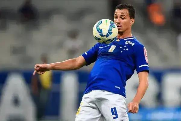 Leandro Damião se despede do futebol aos 35 anos: uma carreira brilhante