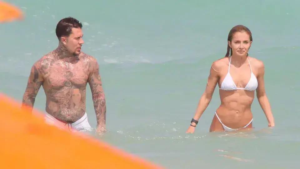 MC Daniel e Jade Picon curtem dia de sol na praia da Barra