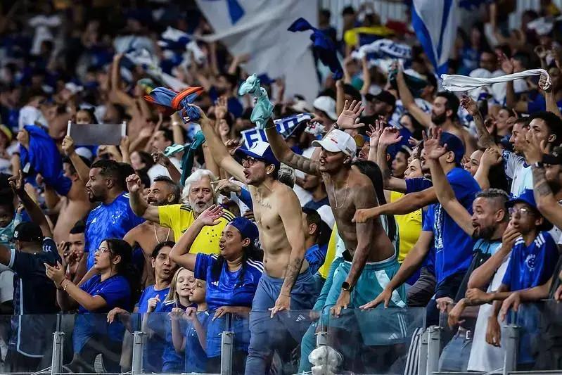 Milton Neves brinca sobre a torcida do Cruzeiro em dia da mentira