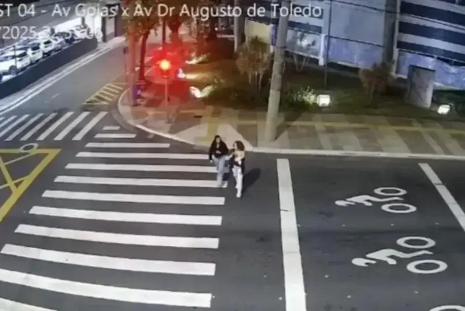 Motorista atropela jovens em SP e carro revela modificações para rachas