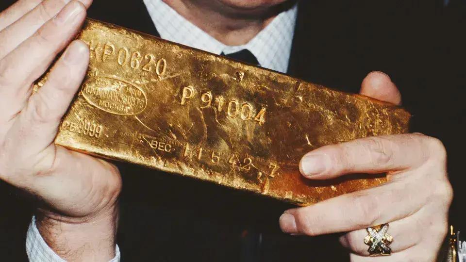 Ouro atinge US$ 3,5 mil pela primeira vez, impulsionado por incertezas sobre o Fed