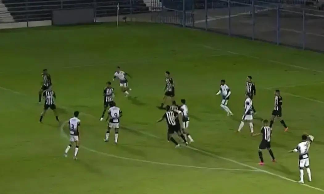 Penalidade inusitada: jogador do Atlético faz pênalti bizarro no Brasileiro Sub-20