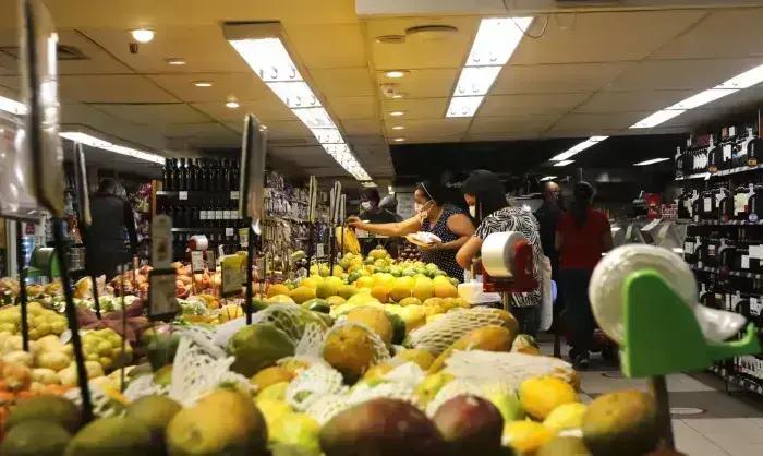 Previsões do mercado para PIB e inflação se mantêm estáveis em 2025