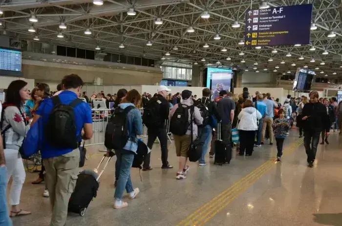 Projeto visa criar lista para barrar criminosos de voos no Brasil