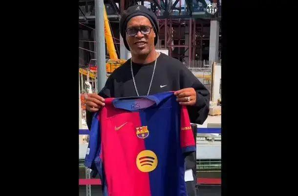 Ronaldinho prestigia as obras do Camp Nou e encanta torcedores