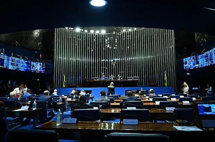Senadores debatem uso de recursos parados para educação nesta terça