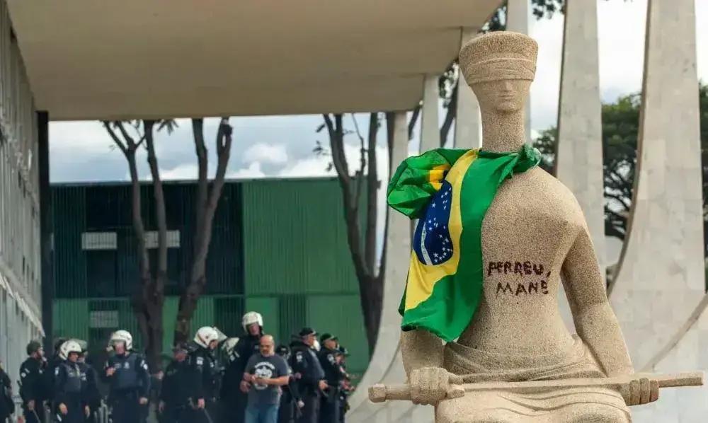 STF impõe pena de 14 anos a cabeleireira por pichação em ato de 8 de Janeiro