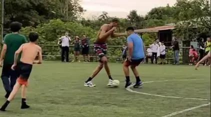 Victor Wembanyama se diverte jogando futebol com crianças na Costa Rica