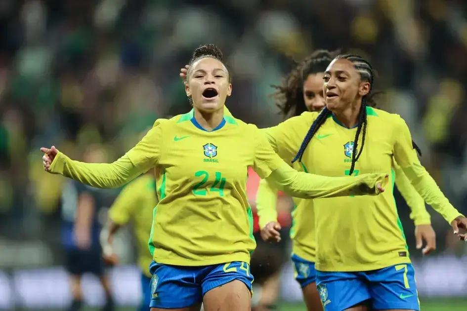 Brasil vence Japão com show de Dudinha e retorno de Marta