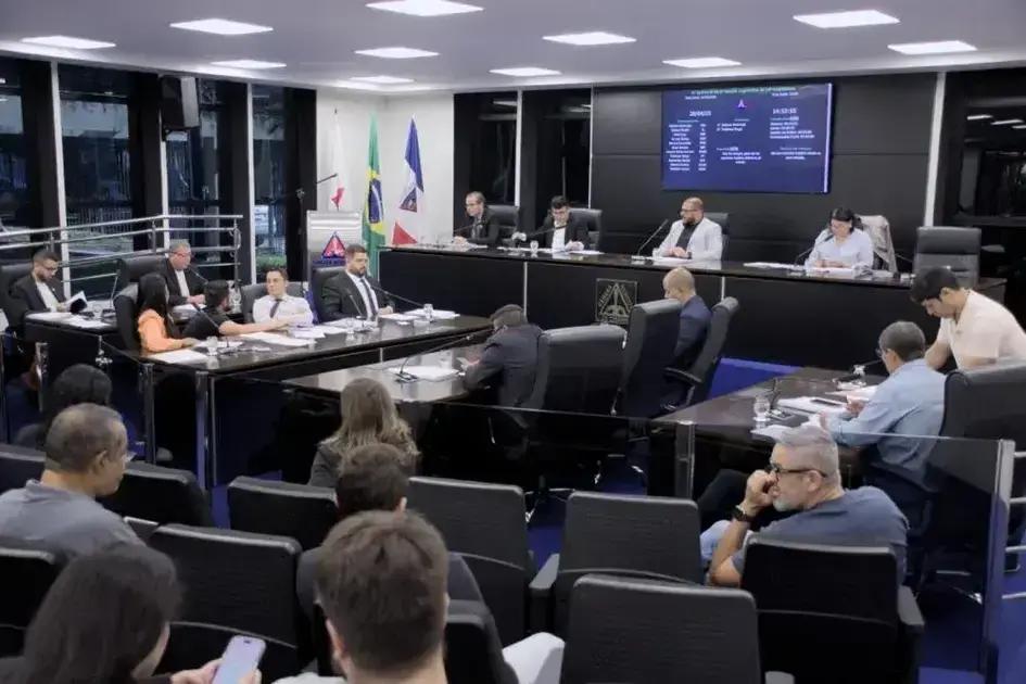 Câmara de Timóteo avança projeto que autoriza uso da Bíblia nas escolas