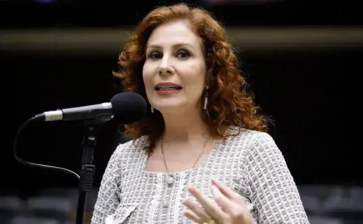 Carla Zambelli planeja recorrer da condenação do STF e alerta sobre saúde