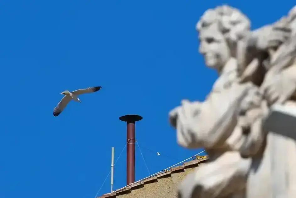 Chaminé na Capela Sistina é instalada para eleição do novo papa