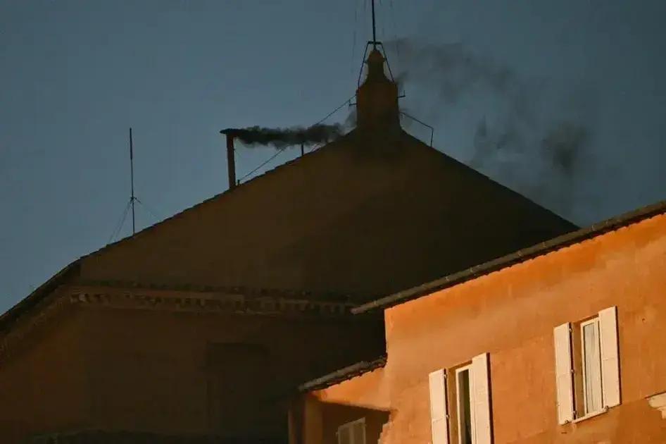 Conclave inicia com fumaça preta: novo papa ainda não foi escolhido