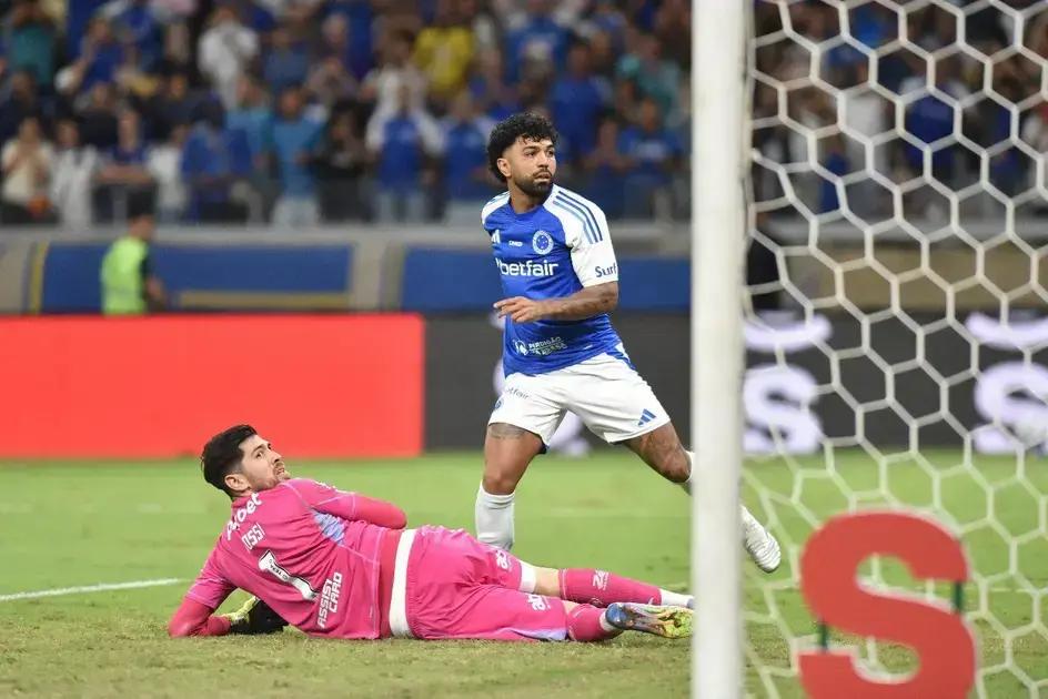 Cruzeiro vence Flamengo e goleiro Rossi brilha com nota recorde