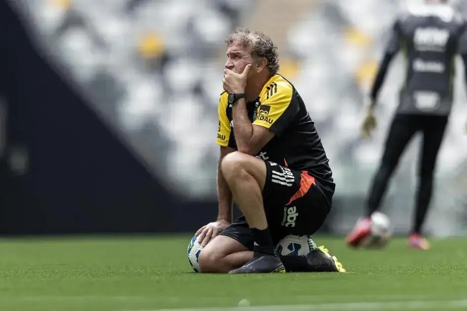 Cuca faz mudanças na escalação do Atlético para duelo contra o Fluminense