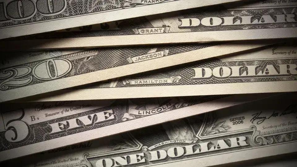 Dólar sobe para R$ 5,68 após forte desempenho da economia dos EUA