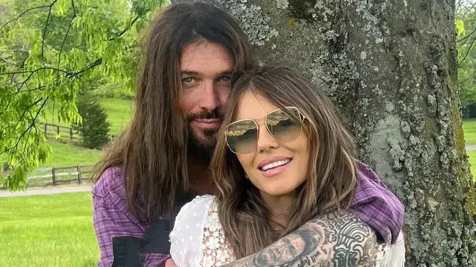 Elizabeth Hurley revela relacionamento com Billy Ray Cyrus e seus planos