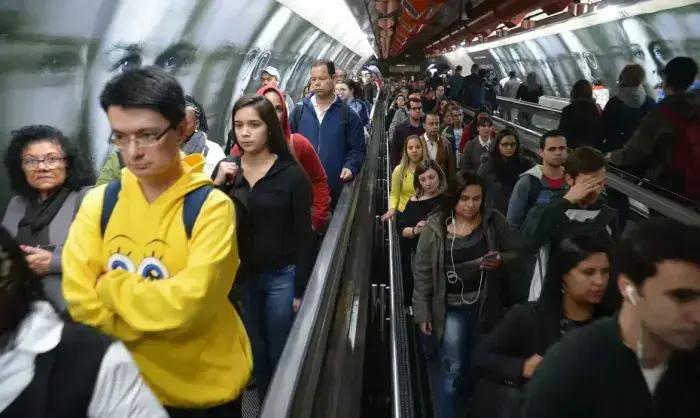 Falha no Metrô de São Paulo provoca lentidão nas linhas e lota estações