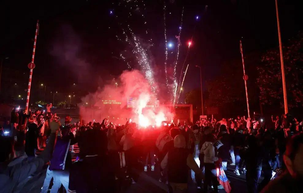 Festa de classificação do PSG à final da Champions acaba em tumulto com feridos e prisões