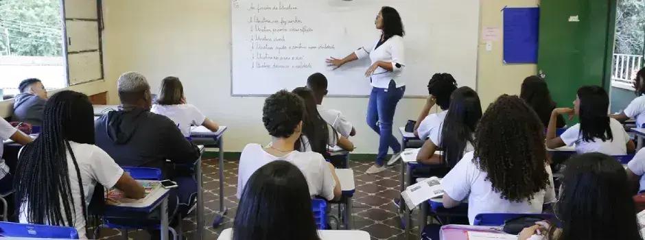 Minas Gerais lança concurso com 13.795 vagas para a educação estadual