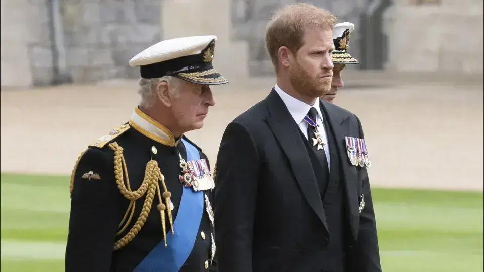 Príncipe Harry gera frustração em Charles III após pedido de segurança