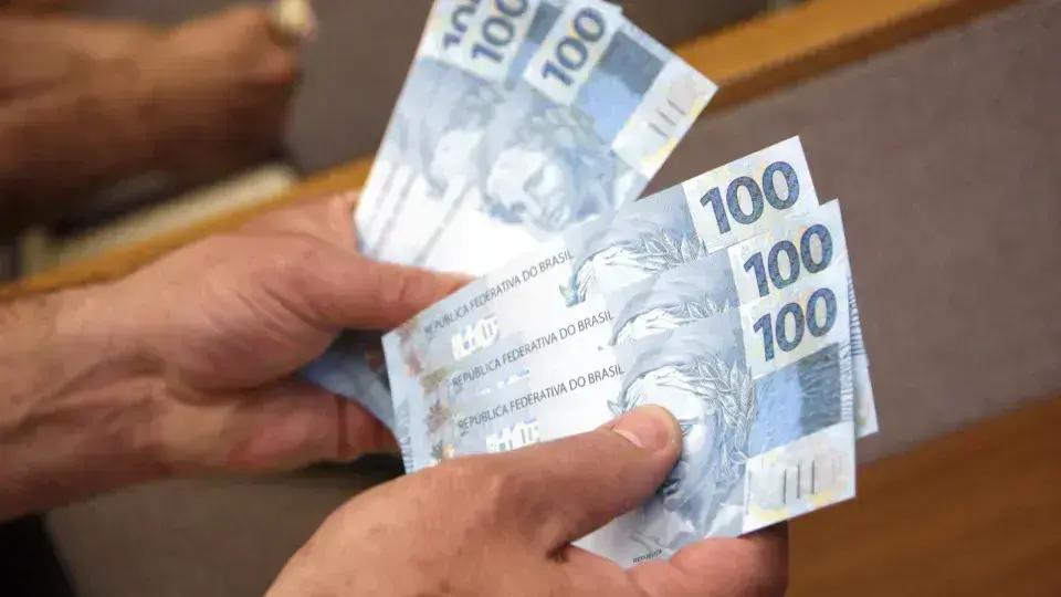 Rendimento médio real no Brasil atinge R$ 3.057, maior desde 2012