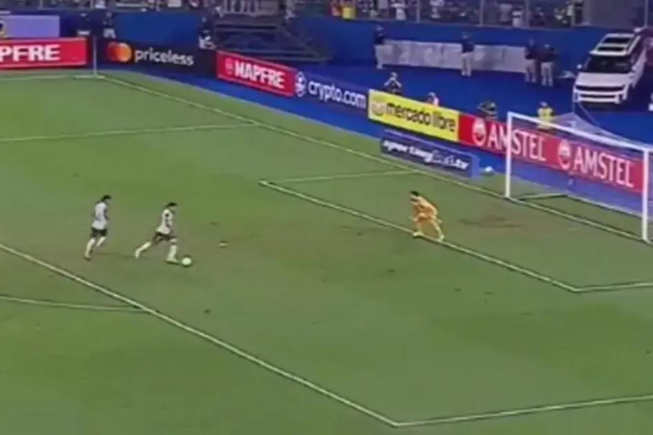 Vitor Roque protagoniza gol perdido inacreditável pelo Palmeiras na Libertadores