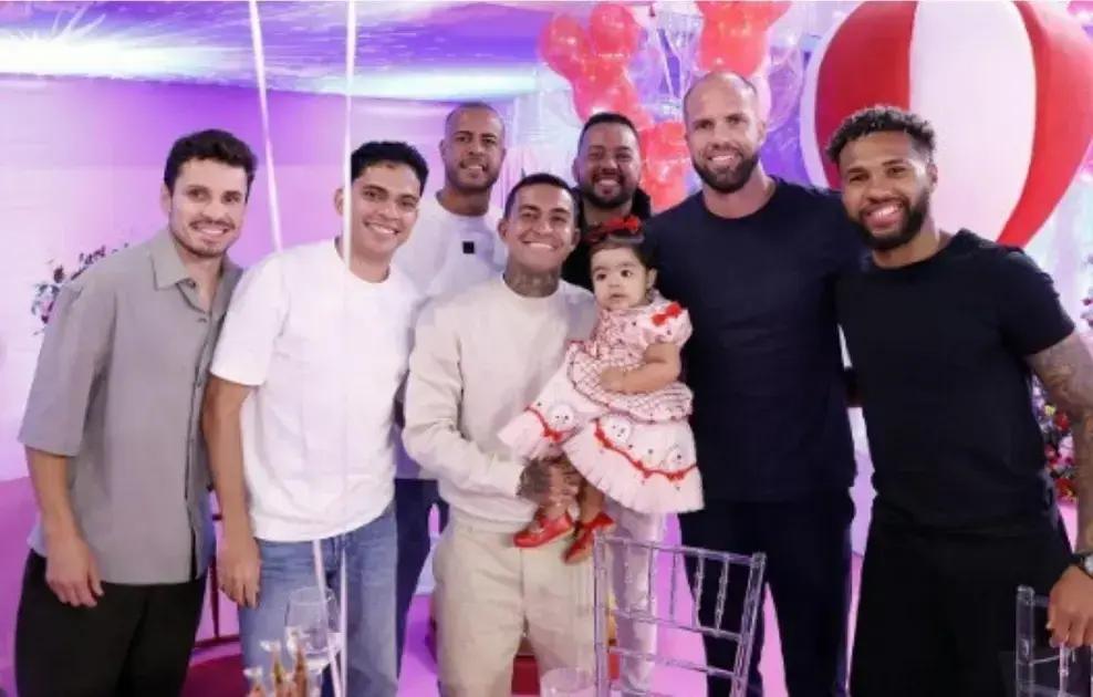 Aniversário da filha de Dudu tem festa temática com MC e jogadores
