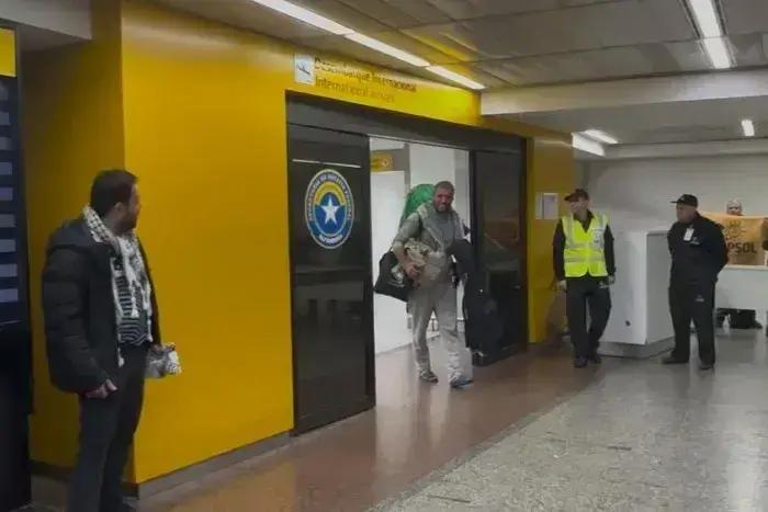 Ativista Thiago Ávila retorna ao Brasil após prisão em Israel