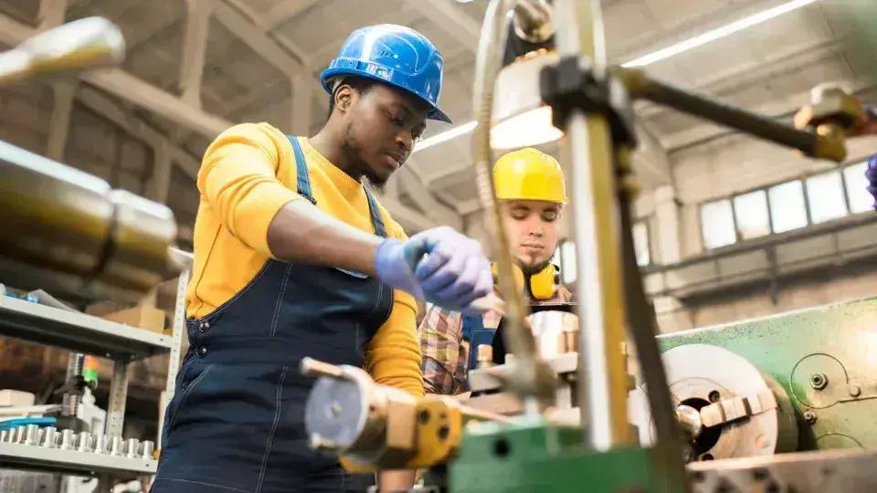 Avanço da produção industrial em abril: 6 locais com aumento e 9 com queda