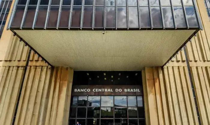 Banco Central eleva expectativa do PIB e reduz projeção de inflação para 2025