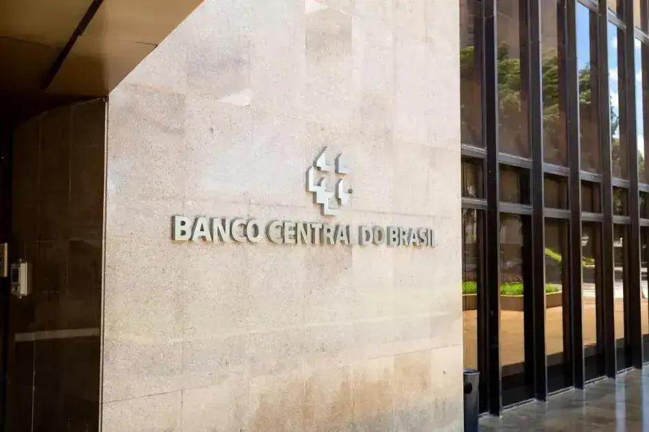 Banco Central sinaliza pausa nos juros após alta para 15% ao ano